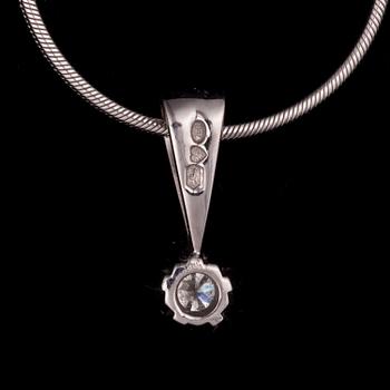 HÄNGSMYCKE 18K vitguld, briljantslipad diamant ca 0,33 ct, Kultakeskus. KED 14K vitguld. Vikt tot. 6 g.