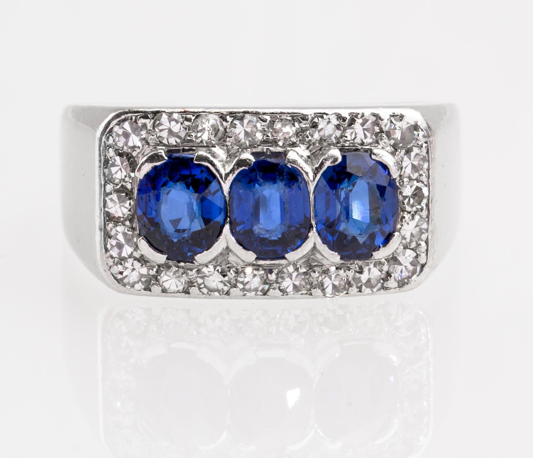 RING, 18 k vitguld med åttkantslipade diamanter ca 0.44 ct samt safirer. W A Bolin, Stockholm, 1938. Vikt ca 10 g.