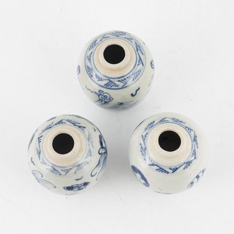 A group of eight Chinese blue and white porcelain jars, 19th century.