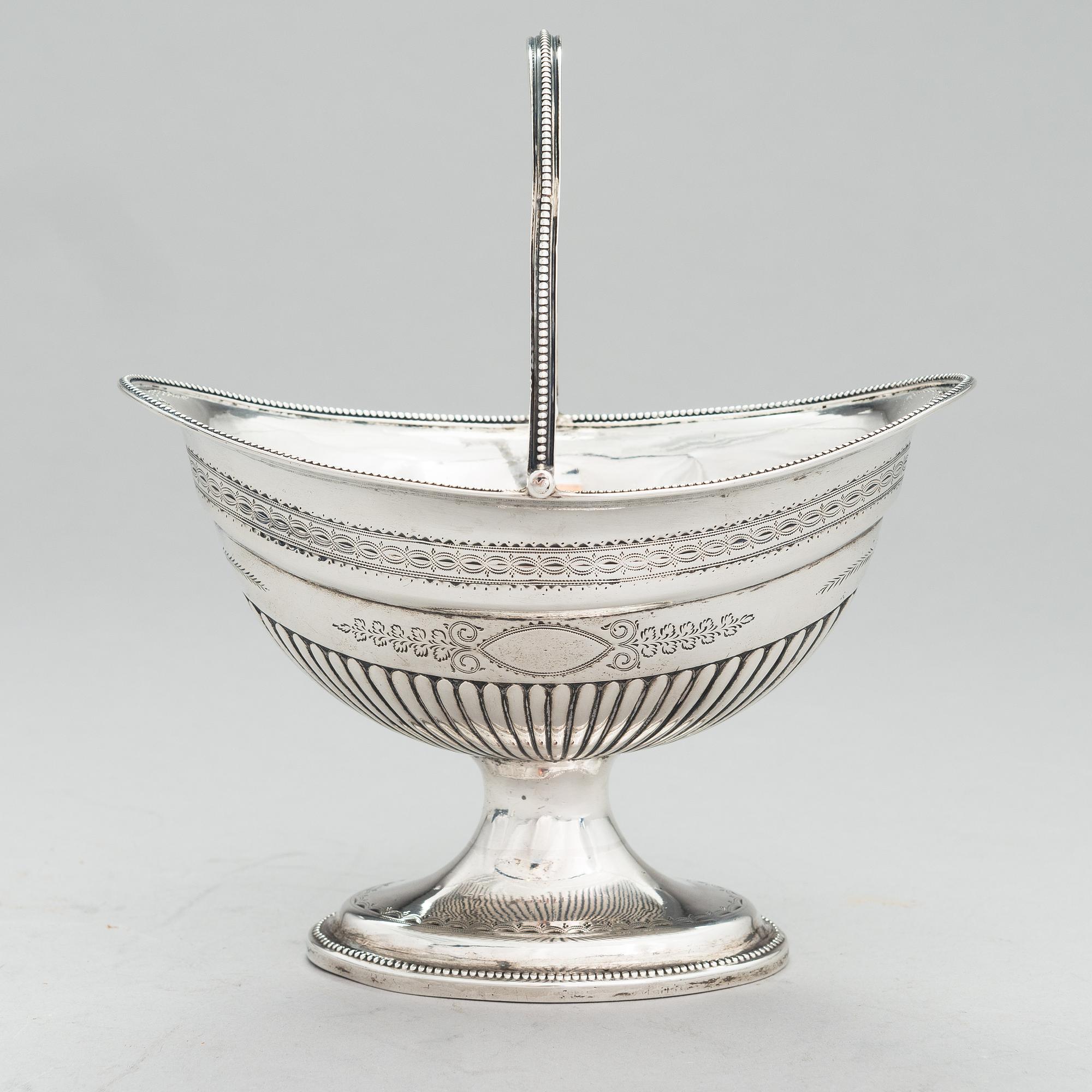 WILLIAM BOND, A late 18th-century footed silver bowl, mark of William Bond, Dublin 1791.