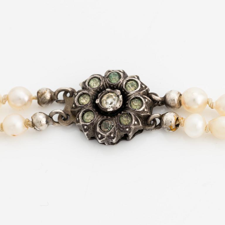 Pearl necklace, double-stranded with a silver clasp.