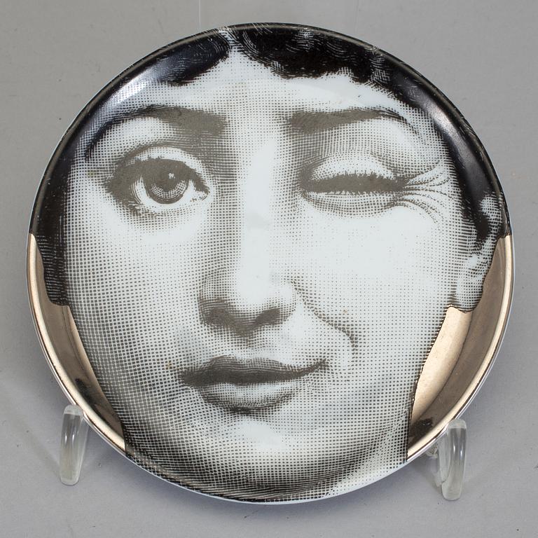 PIERO FORNASETTI, tallrikar, 2 st samt fat, porslin. Fornasetti, Milano, Italien.