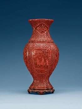 1331. A red lacquer vase, Qing dynasty.