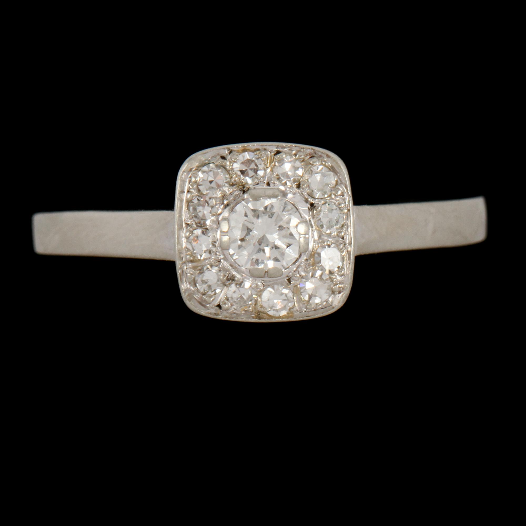 RING 18k vitguld, en briljantslipad diamant och 12 åttkantslipade diamanter, Gustav Dahlgren & Co Malmö, 1963. Vikt 3 g.