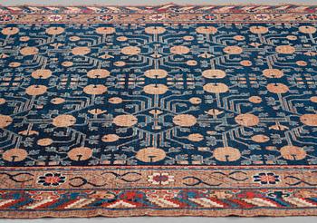 Matto, a semi-antique Khotan, Xinjiang, China, ca 287-290,5 x 154-156 cm.