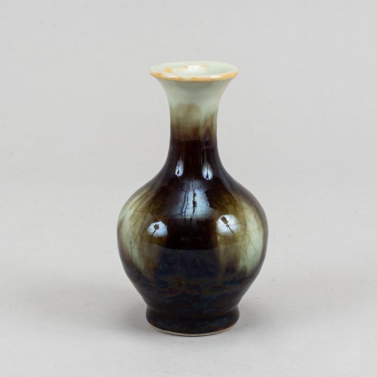 A glazed vase, Qing dynasty.