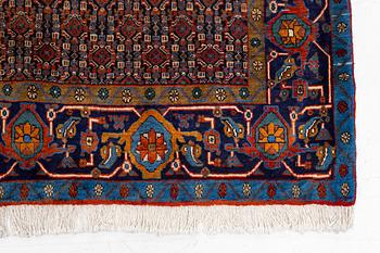 A Senneh carpet approx. 305 x 196 cm.