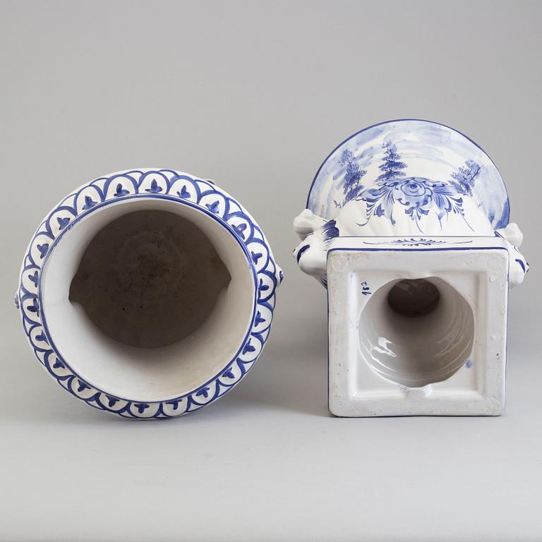 A pair of ceramic flower pots, late 20th century / early 21th century.