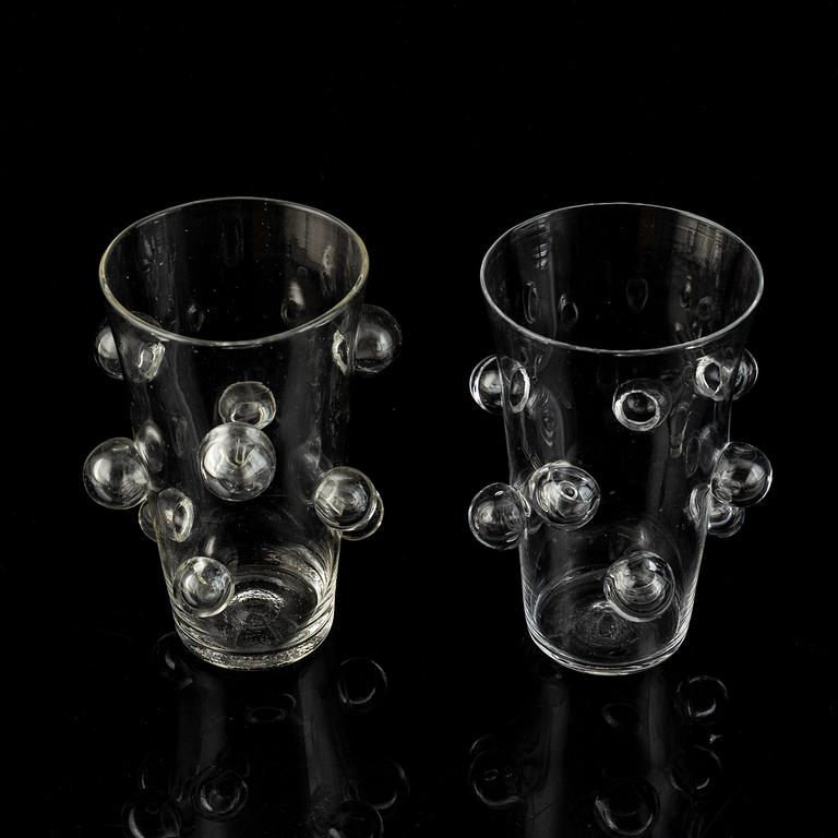 Mårten Medbo, glas, två stycken, signerad.