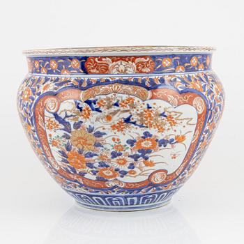 A large Japanese porcelain pot, Meiji  (1868-1912).