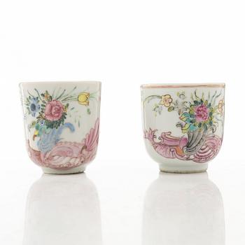 Tallrik och två koppar, porslin, Kina, Qingdynastin, Qianlong (1736-95).