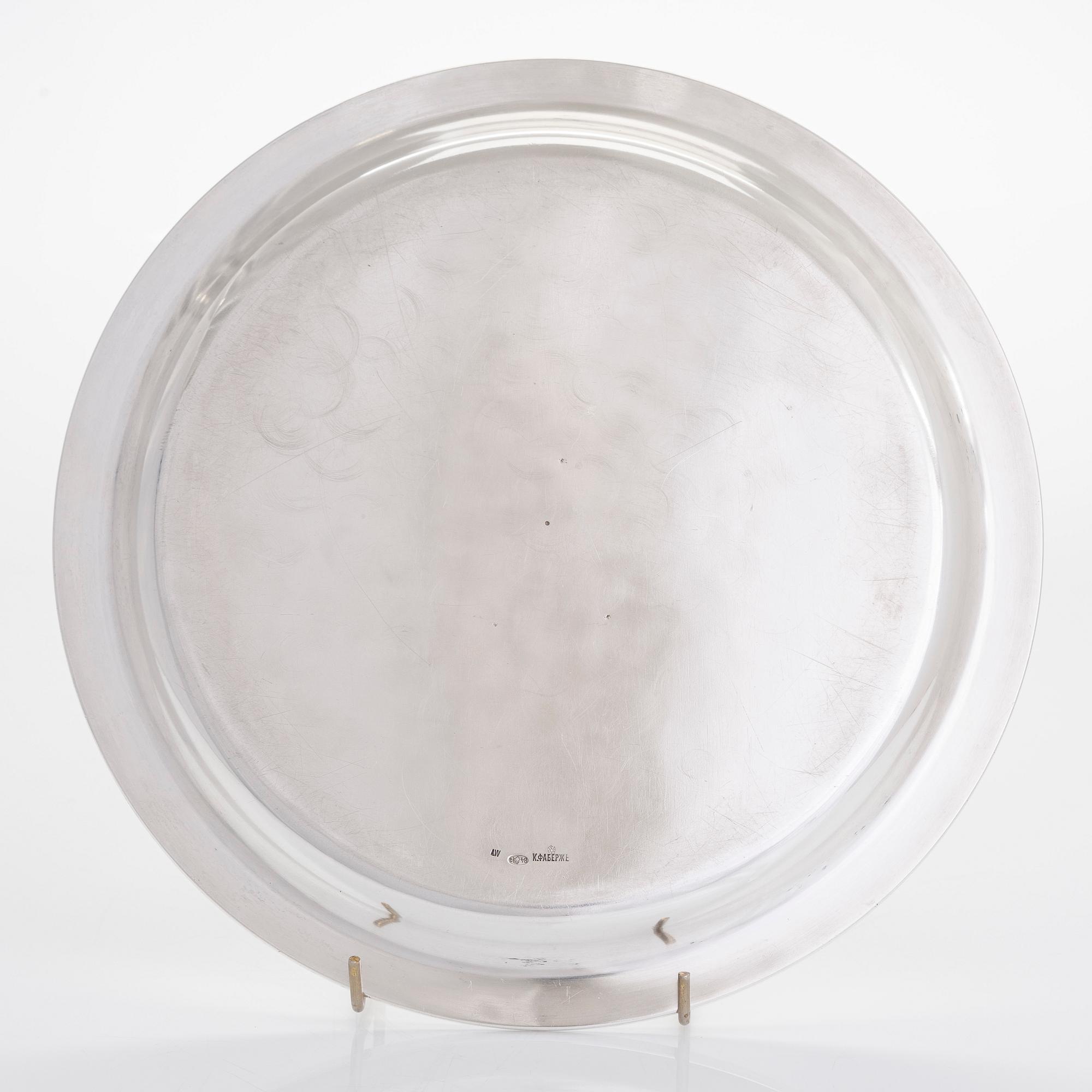 Fabergé, tarjotin, hopeaa, Alexander Wäkevä, Pietari 1899 - 1908. Hovihankkijanleima ja inventaarionumero 14025.