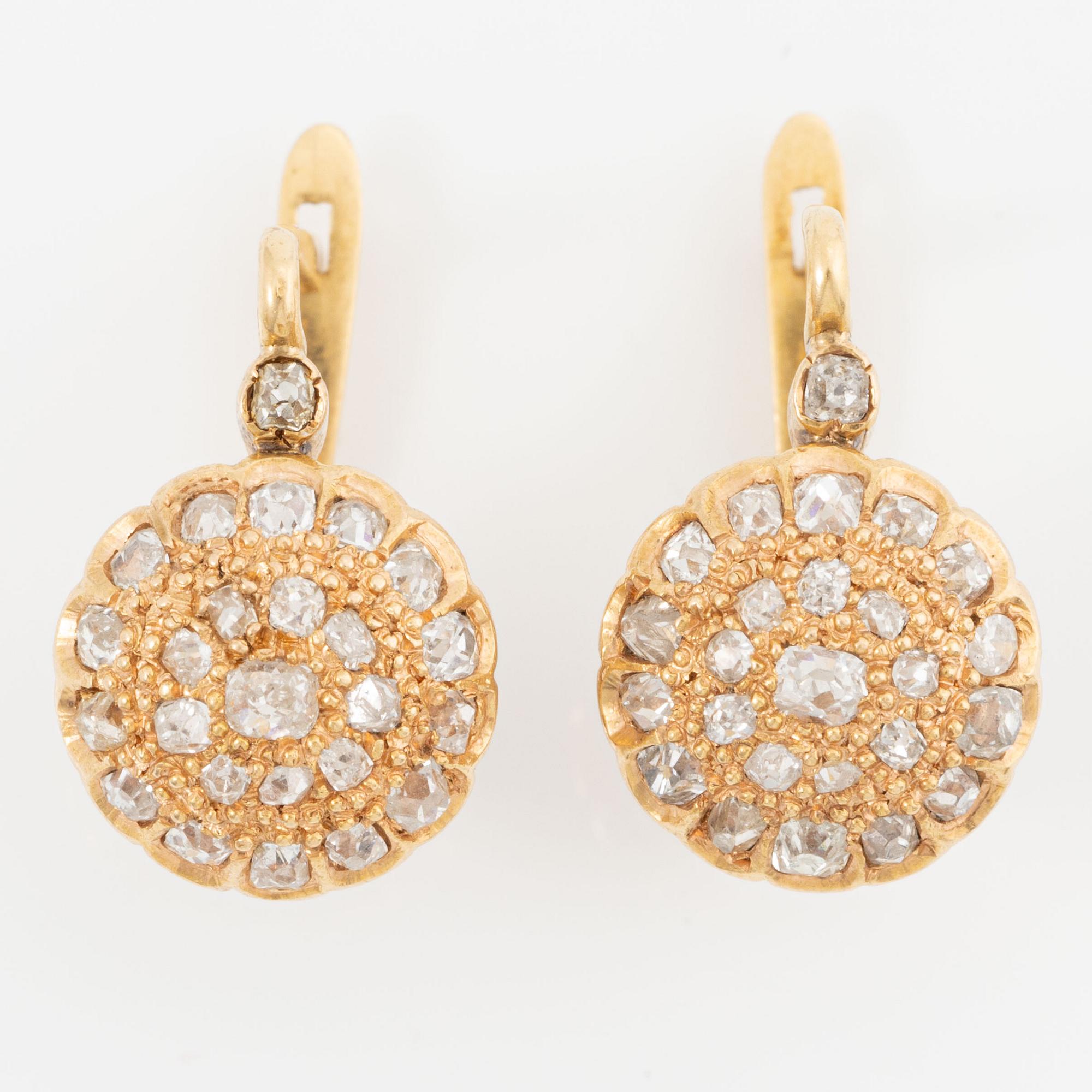 Örhängen, 18K guld med gammalslipade diamanter.