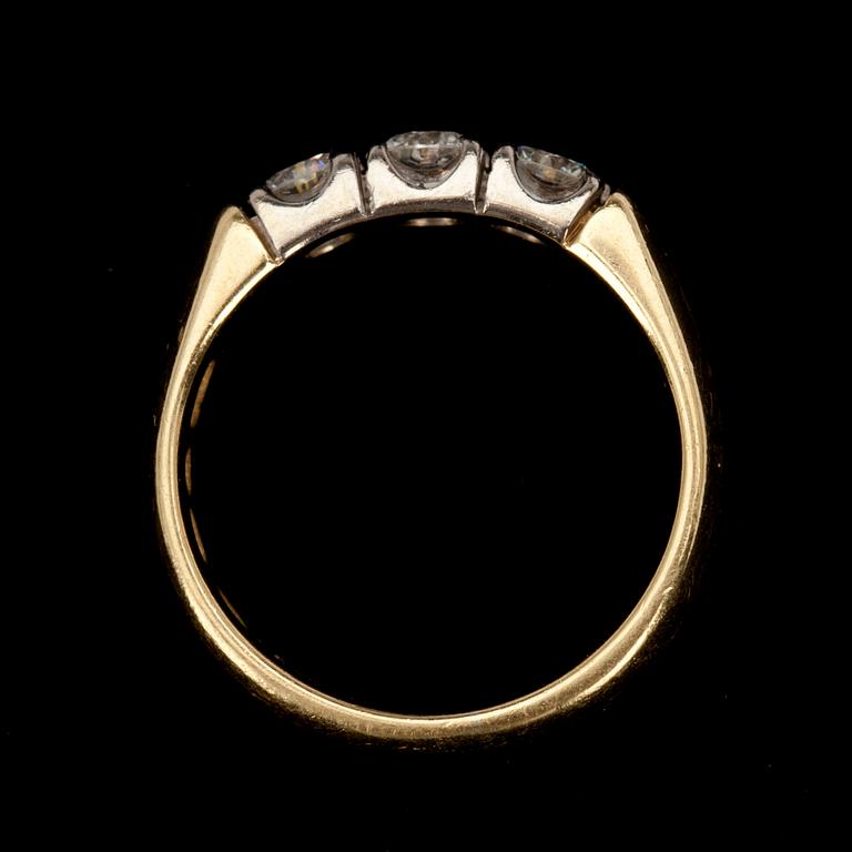 RING, guld 18K, 3 st briljantslipade diamanter tot. ca 0,60 ct. Otydliga finska stämplar, 2000-tal. Vikt 5,1 g.