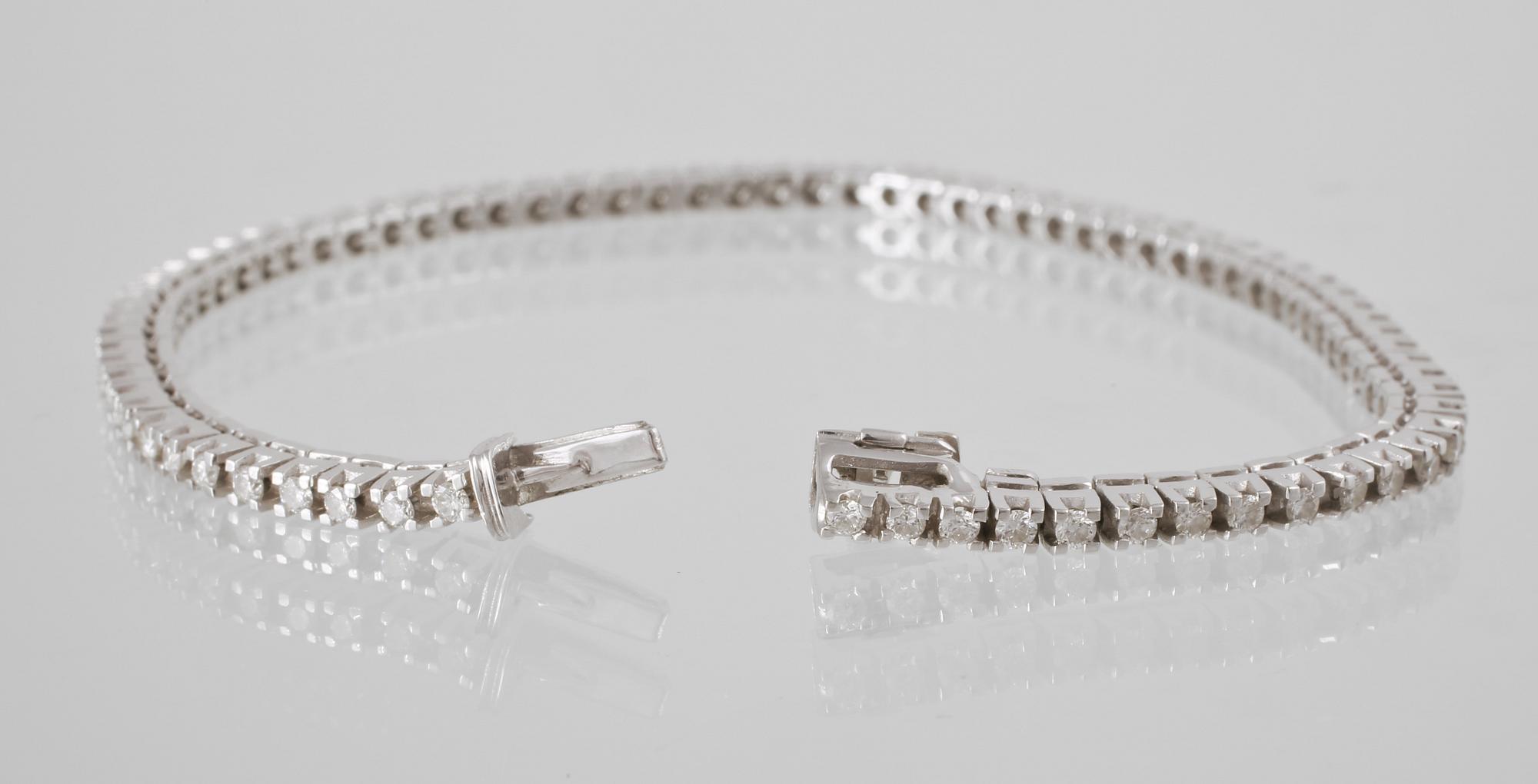 ARMBAND, 18k vitguld med briljantslipade diamanter, 1.72 ct. Vikt 12,4 g.