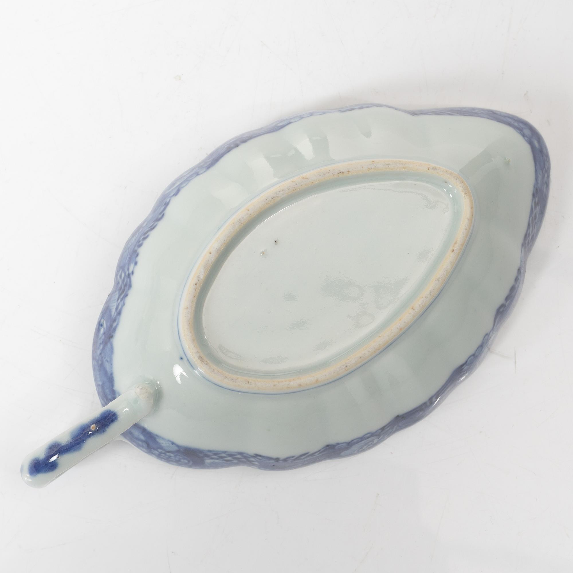 A Chinese blue and white export porcelain sauce boat and a sauce bowl, Qing dynasty, Qianlong (1736-95).