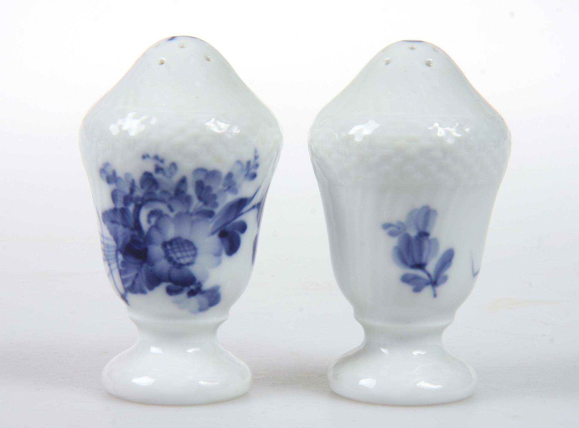 MATSERVISDELAR, 46 st, porslin, "Blå blomst", Kongl Dansk.