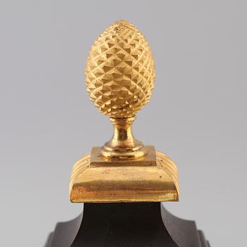 BORDSPENDYL, empire, förgylld och patinerad brons, Barbieri à Paris, 1800-talets första hälft.