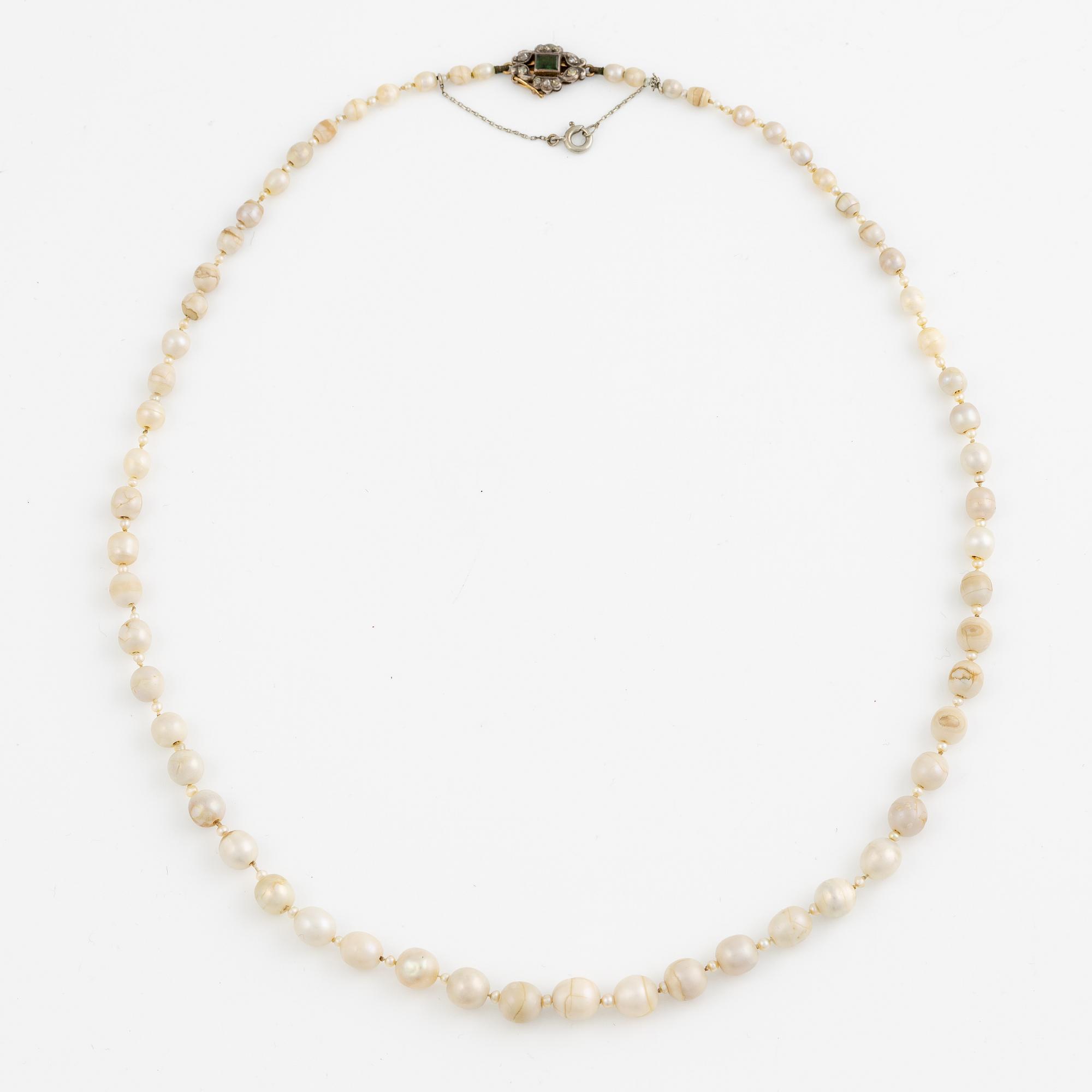Pärlcollier, med doserade troligen flodpärlor, lås 18K guld och silver med rosenslipade diamanter och grön sten.