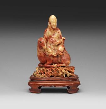 389. FIGURIN, soapstone. Qingdynastin (1644-1912).