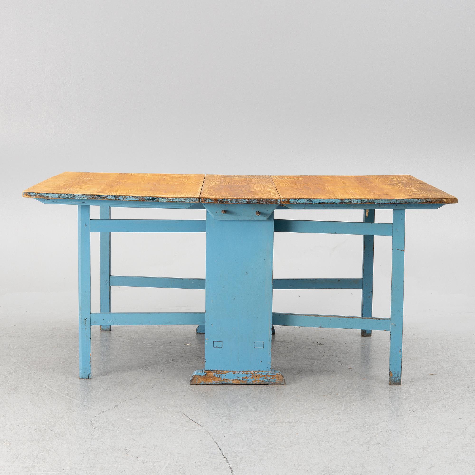 Drop-leaf table, 19th Century.