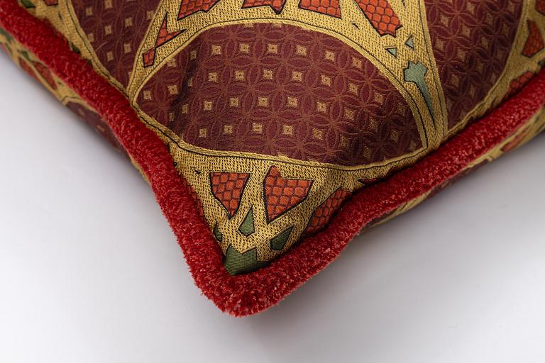 Kuddar, ett par, mönstrad vinröd textil från Silk Gallery.