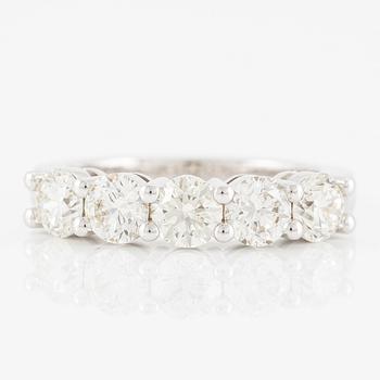 Half eternity ring in 18K white gold set with brilliant-cut diamonds.
