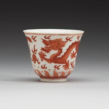 KOPPAR, sju stycken, porslin. Qing dynastin, fyra med Tongzhis sex karaktärers märke (1862-1874),