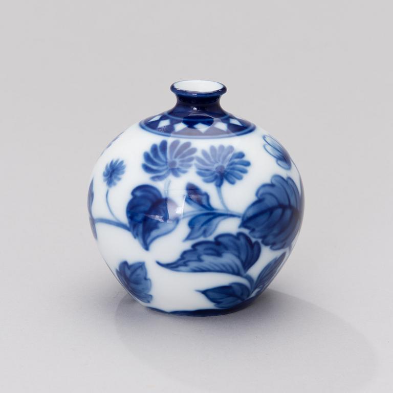 A signed porcelain vase, Arabia, Finland 1928-1932.