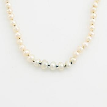 Calibrated pearl necklace, clasp 18K gold with pearl and rose cut diamonds.