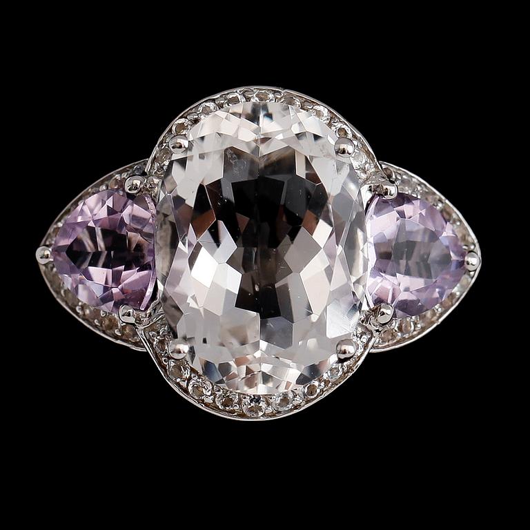 RING, sterlingsilver, topaser och ametister. Vikt ca 7,2 g.