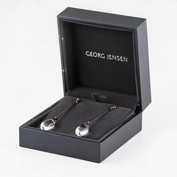 ÖRHÄNGEN, ett par, silver och bergkristall, ViviannnaTorun Bülow-Hübe för Georg Jensen. Vikt 5,8 gram.