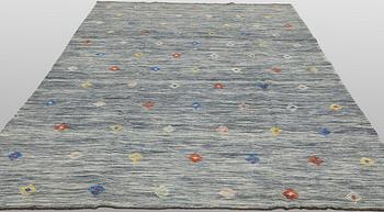 A Kelim carpet, 295 x 193 cm.