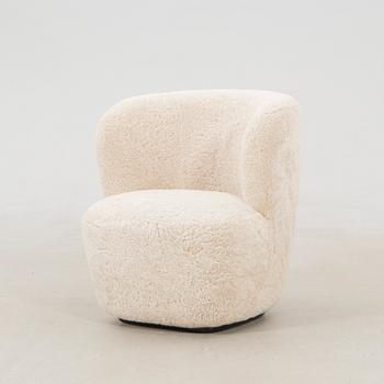 Space Copenhagen snurrfåtölj "Stay lounge chair" för Gubi Danmark formgiven 2015.