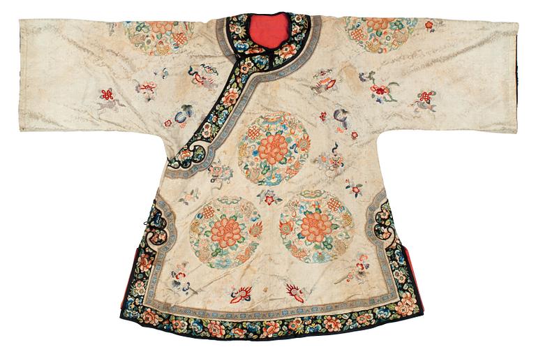 ROBE, silk. Height 98,5 cm. China 19th century, probably around year 1800.