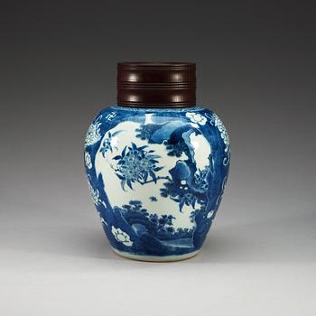 A blue and white Transitional jar, 17th Century.