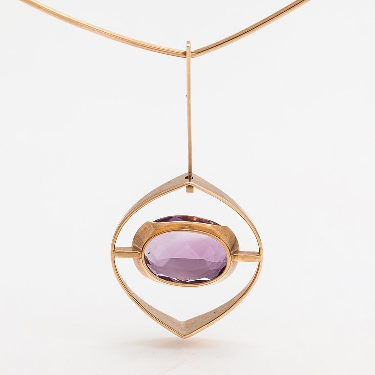 Elis Kauppi, A 14K gold necklace with an amethyst. kupittaan kulta, Turku 1962.