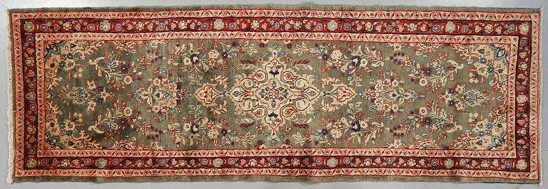MATTA, orientalisk, modern tillverkning. 306 x 103 cm.