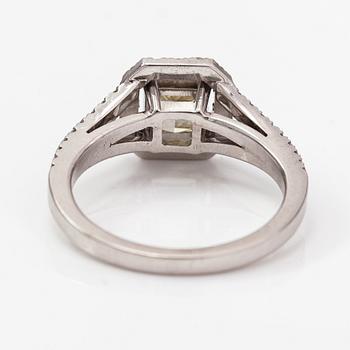 An 18K white gold ring with diamonds ca. 1.42 ct in total.
