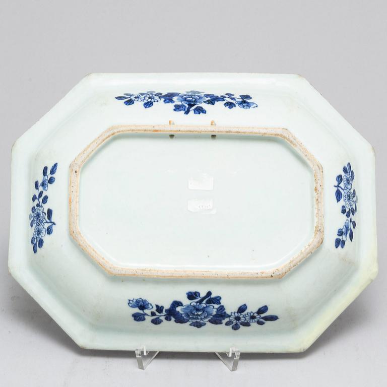 A large blue and white serving dish, Qing dynasty, Qianlong (1736-95).