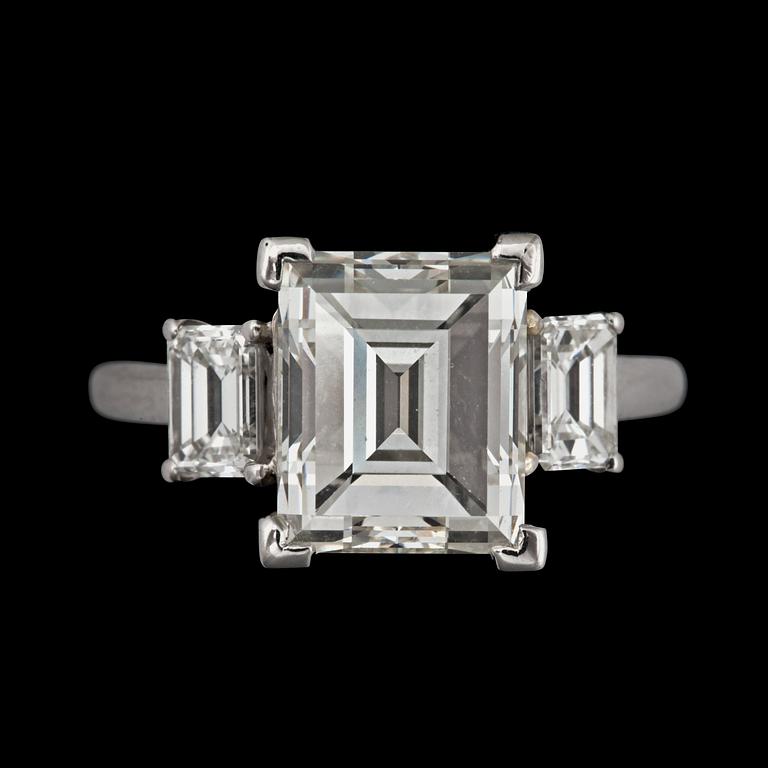RING med baguetteslipade diamanter totalt ca 3.25 ct. ca I/VVS.