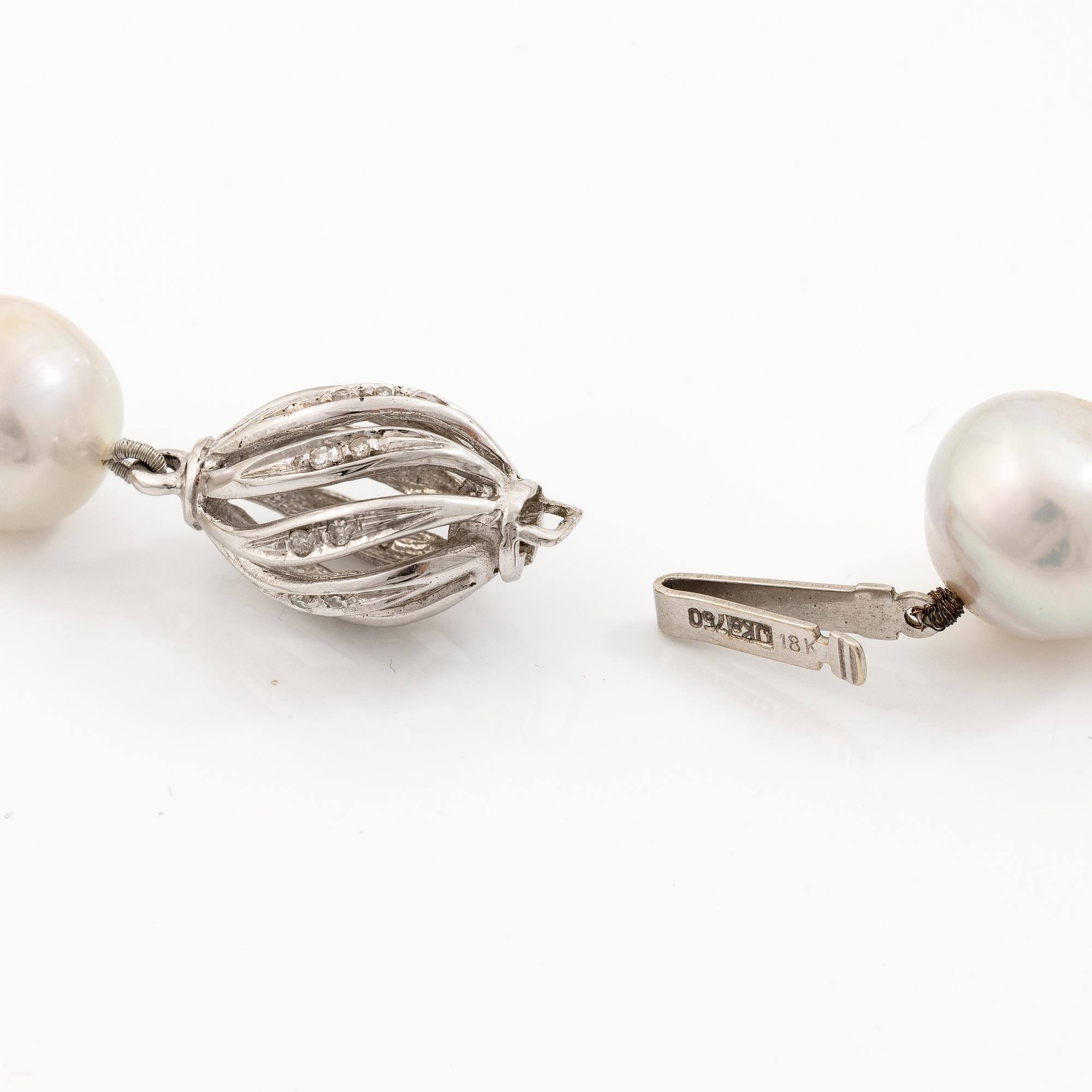 Two pearl necklaces with cultured freshwater pearls, two 18K white gold clasps set with small diamonds.