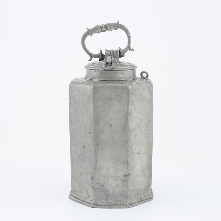 Prismflaska, tenn, av Magnus Söderberg, (mästare i Stockholm 1716-1746, änkan drev verkstaden till 1767).