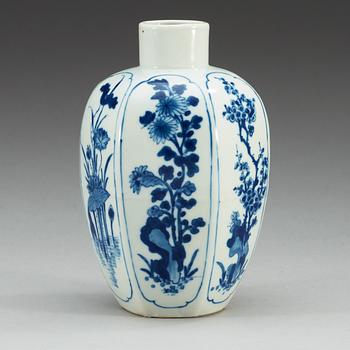 A blue and white vase, Qing dynasty, Kangxi (1662-1722).