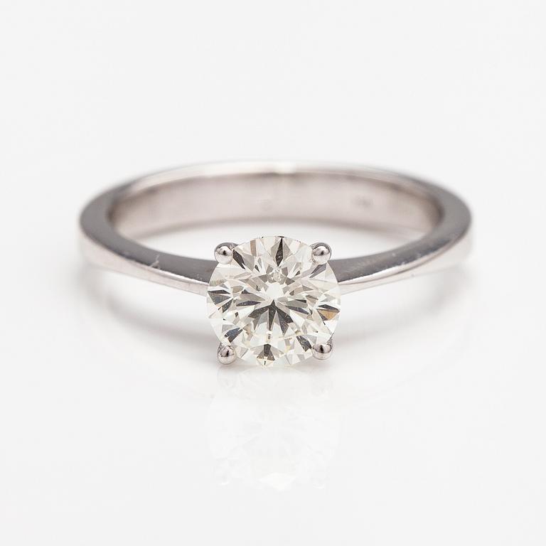 An 18K white gold ring with a ca. 1.01 ct diamond according to certificate.