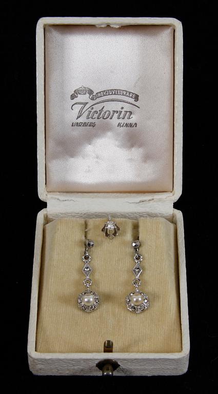 ÖRHÄNGEN, ett par, samt ÖRHÄNGE, silver resp. vitguld, pärlor o briljant.
