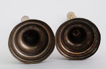 LJUSSTAKAR ett par, försilvrade, sannolikt Frankrike, 1700-tal.