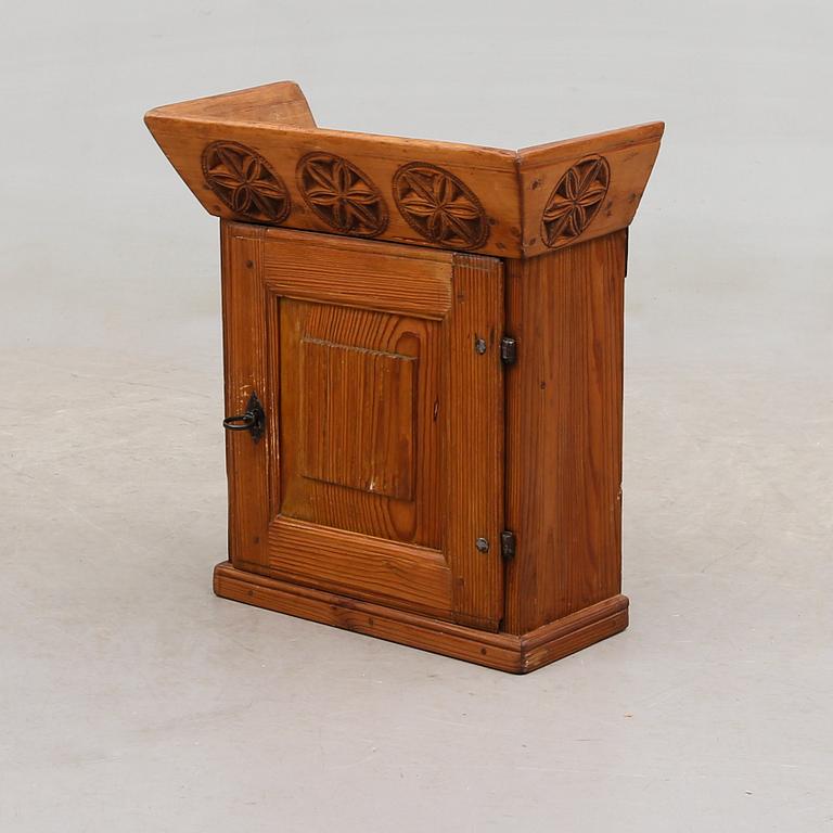 HÄNGSKÅP, allmoge, 1700-/1800-tal.