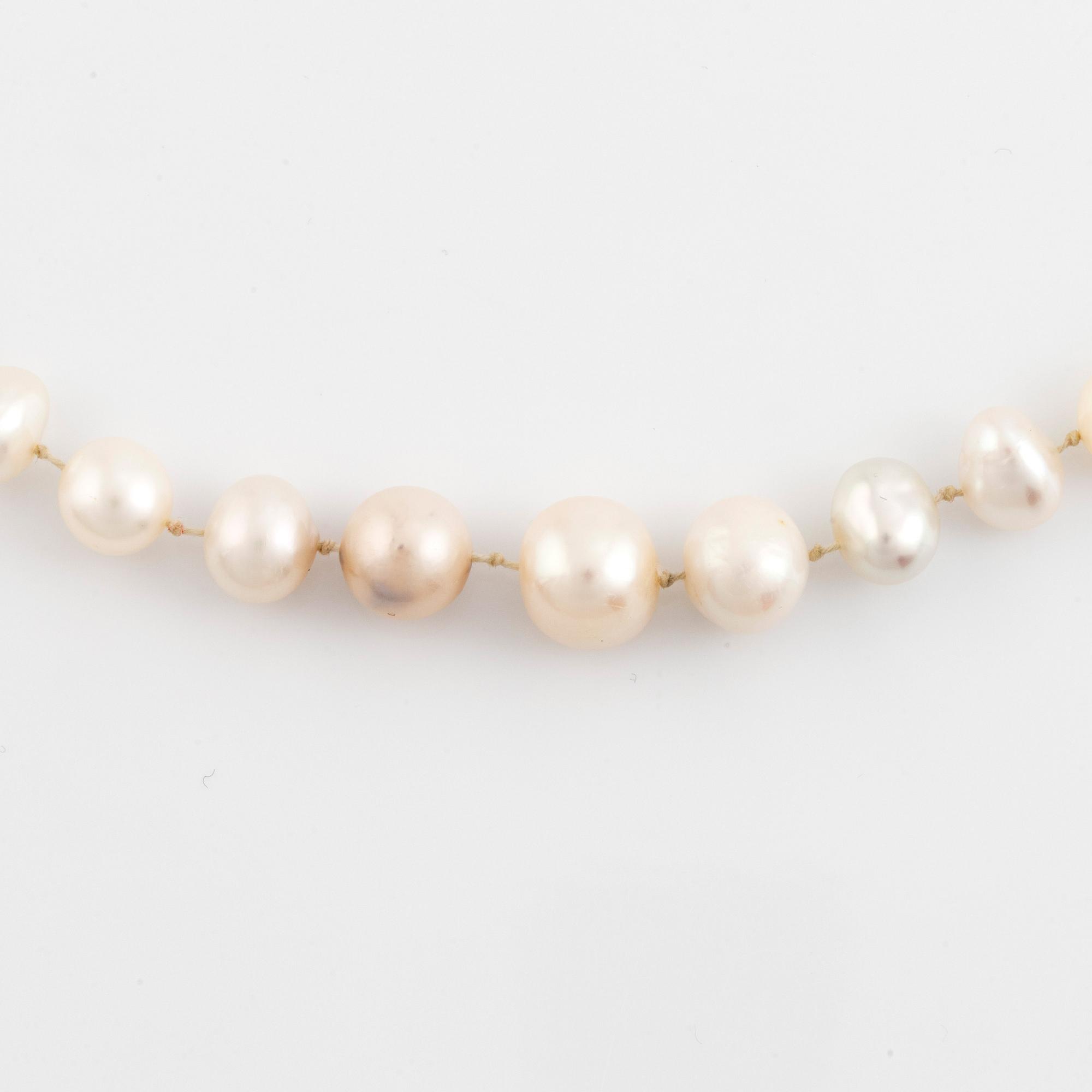 Cultured pearl necklace, clasp 18K gold with brilliant cut diamonds.