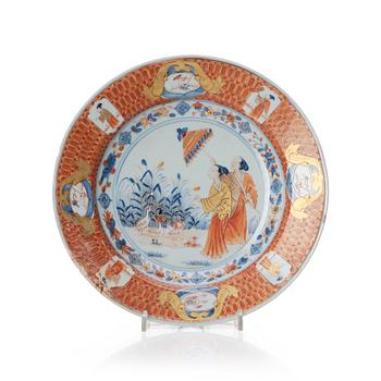 1049. Chinese Imari ’Dame au Parasol’ plate decorated in underglaze blue, iron-red and gilt, Qing dynasty, Qianlong 1730-40.